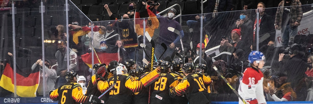 Bei der U20-WM der Eishockey-Junioren spielte im kanadischen Edmonton Tschechien gegen Deutschland. Deutschland konnte sich über einen Sieg nach Verlängerung freuen. Doch nun wurde das Turnier abgebrochen. 