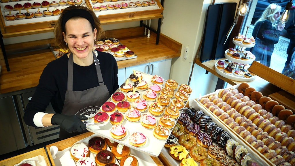 Sugarclan-Geschäftsführerin Britta Sarnes präsentiert ihre leckeren Pfannkuchen. 16 Sorten hat sie zu Silvester im Angebot.