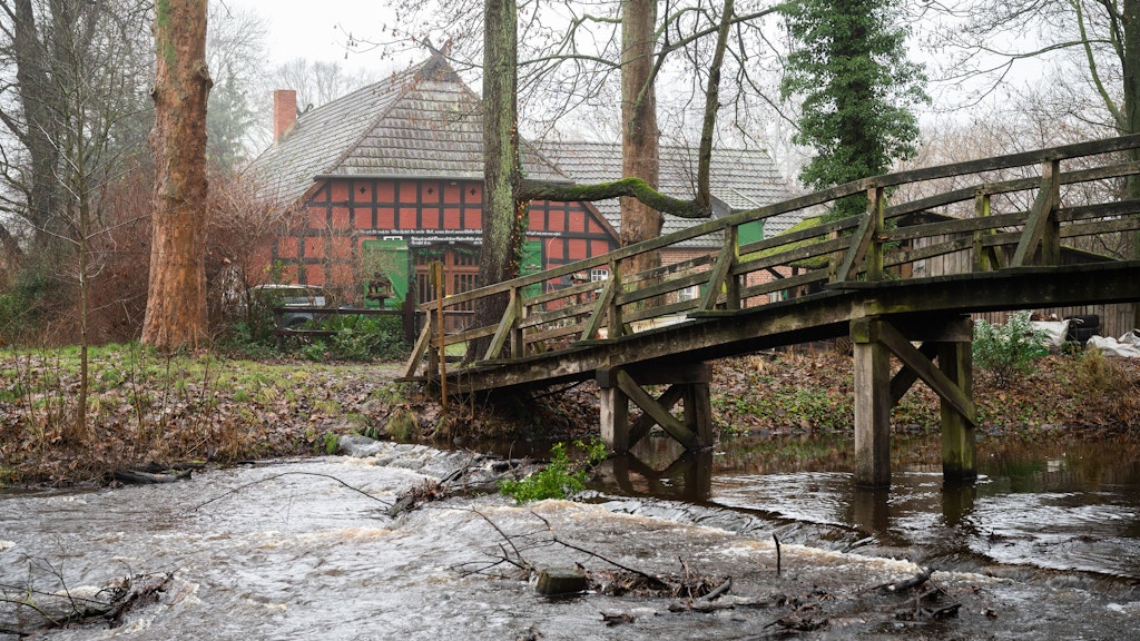 Der Mittelarm des Flusses Wümme plätschert in unmittelbarer Nähe eines Fachwerkhauses, in dem am Vorabend zwei Tote aufgefunden wurden.