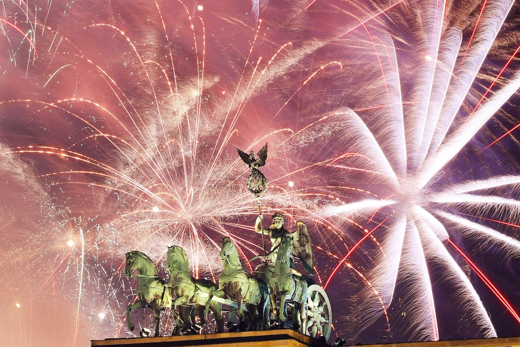 So war es noch 2018: Ein Feuerwerk ist während Deutschlands größter Silvesterparty am Brandenburger Tor zu sehen. 