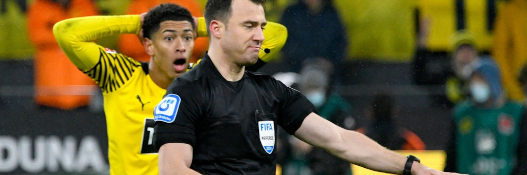 Schiri Felix Zwayer zeigt auf den Elfmeterpunkt. Dortmunds Jude Bellingham kann es nicht fassen. Der BVB verlor deswegen 2:3 gegen Bayern. 