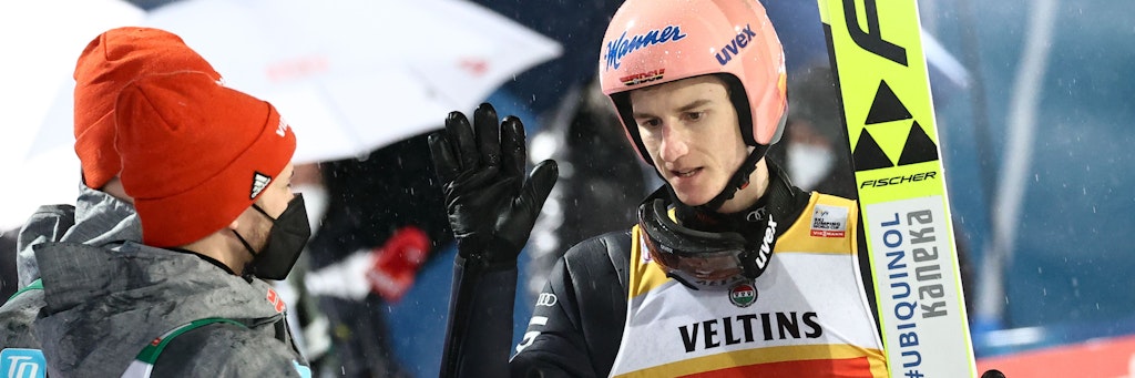 Karl Geiger (r.) klatscht mit Markus Eisenbichler ab. Was in Oberstdorf noch ziemlich unterkühlt aussieht, soll sich an Neujahr in Garmisch-Partenkirchen mit viel mehr Euphorie wiederholen.