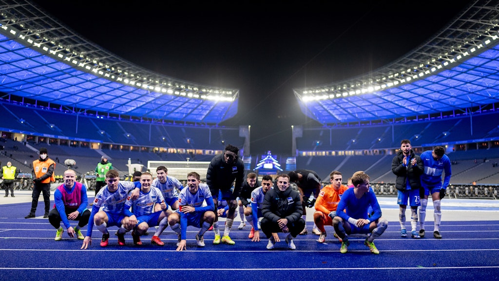 Die Spieler von Hertha BSC feiern mit den Fans. Doch das Olympiastadion ist wegen Corona fast leer. 