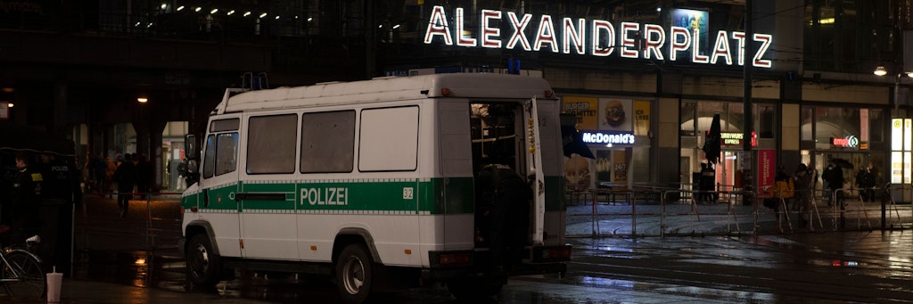 Die Polizei überwacht die Einhaltung der Feuerwerk-Verbotszonen – hier am Alexanderplatz. 