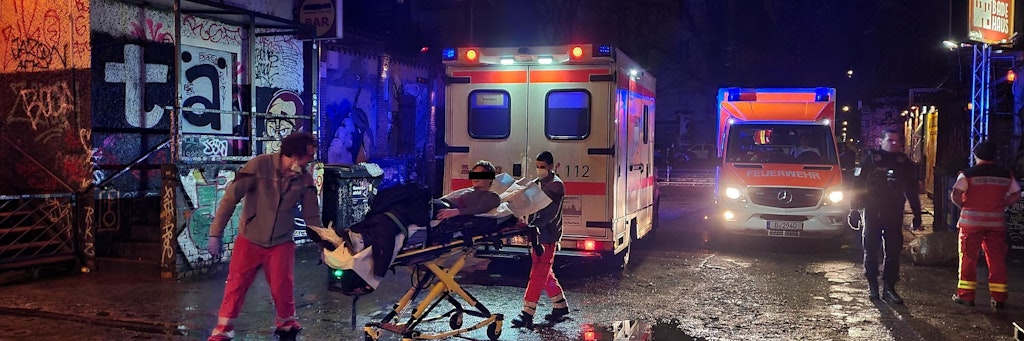 Rettungskräfte bringen den Verletzten ins Krankenhaus.