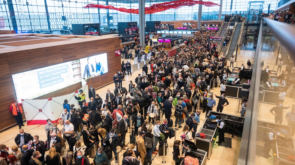 November 2021: Nach einem Feueralarm am Flughafen BER wurde der Sicherheitsbereich geräumt und die Fluggäste mussten ein zweites Mal durch die Sicherheitskontrolle.
