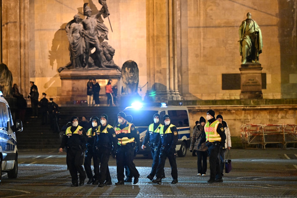 Die Polizei verhinderte Spaziergänge auf dem Odeonsplatz in München – und nahm den Soldaten fest. 