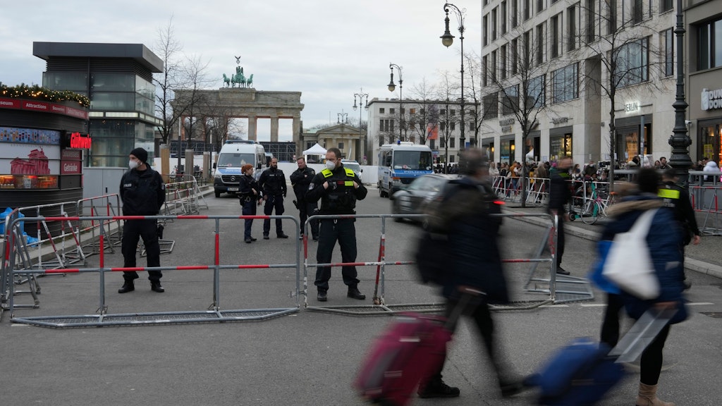 Das Brandenburger Tor ist abgesperrt. 