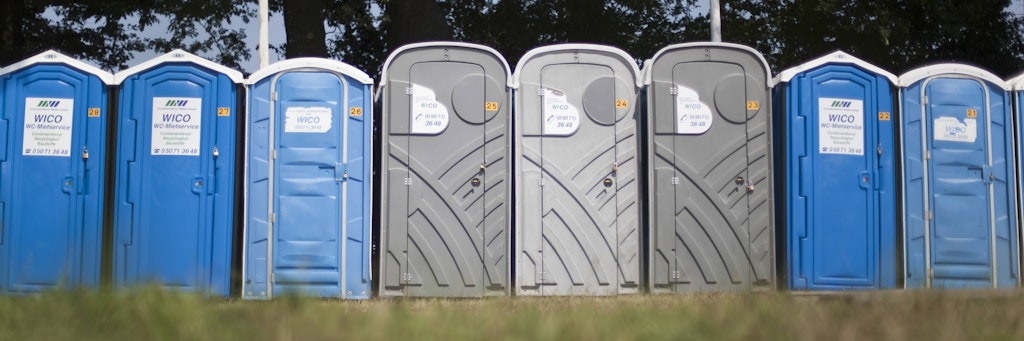 Mehrere mobile Toiletten stehen in einer Reihe. (Symbolfofo)
