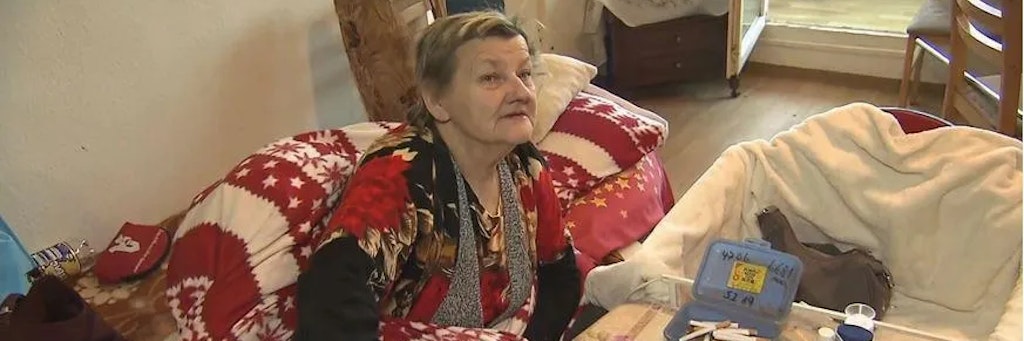 Karin Ritter sitzt in ihrer Wohnung und stopft Zigaretten.