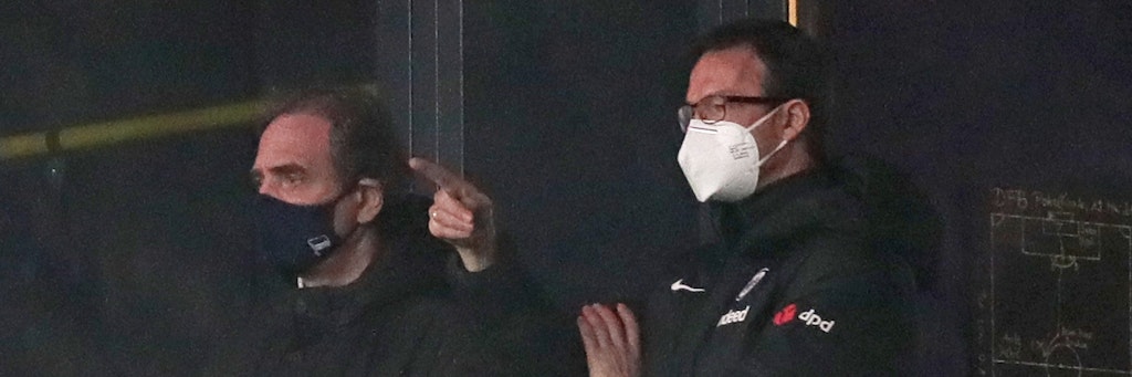 Plauderten am Sonnabend während des Spiels in Frankfurt: Hertha-Boss Carsten Schmidt (l.) und Eintrachts Sportvorstand Fredi Bobic. 