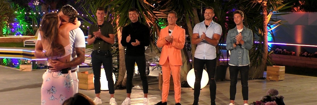 Tim und Melina (vorne) gewannen die vierte Staffel von „Love Island“.