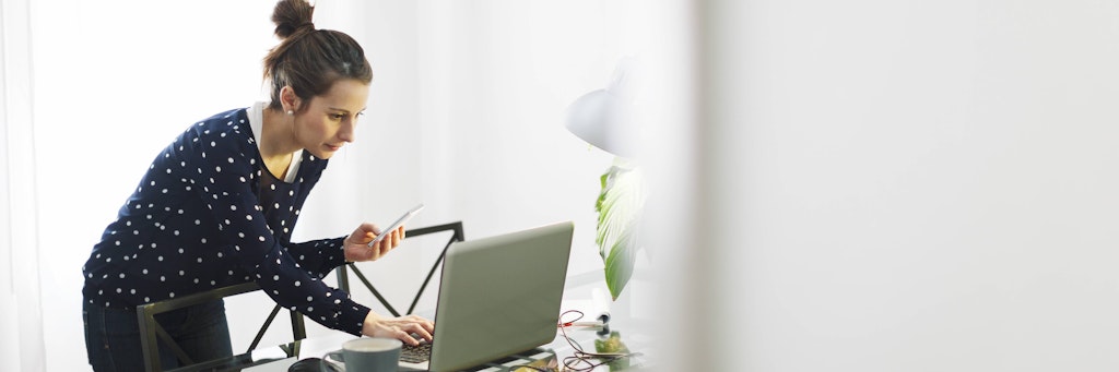 Eine Frau tippt auf einem Laptop. (Symbolbild)