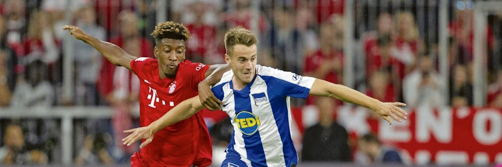 Lukas Klünter (r.) feierte nach fast einem Jahr unter Trainer Pal Dardai sein Startelf-Comeback – und will nun am Freitag den FC Bayern und Kingsley Coman (l.) ärgern.
