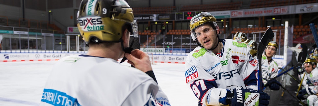 Mark Zengerle (l.) und Matt White rätseln sogar während des Spiel sin Wolfsburg, warum es nicht läuft.