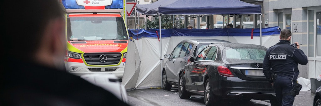 Der Tatort in Wiesbaden am nächsten Morgen. Die Spurensicherung arbeitet abgeschirmt von der Öffentlichkeit.