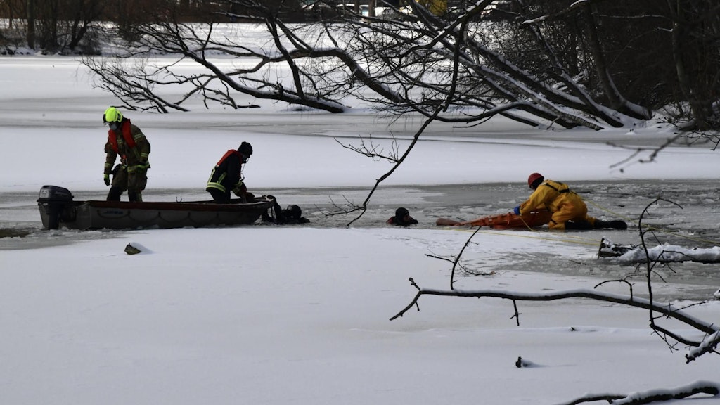 Das ist der Moment, als die Einsatzkräfte den Mann aus dem eiskalten Wasser bergen.