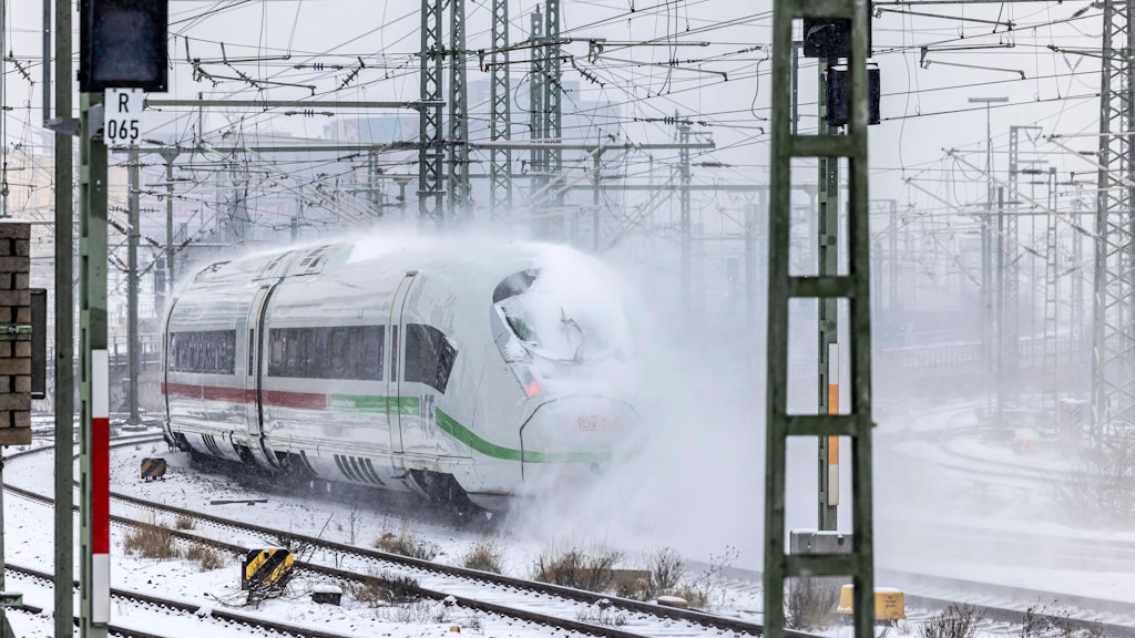 Die Bahn kämpft gegen die Schneemassen - Reisende müssen sich auf Ausfälle und Verspätungen einestellen. 