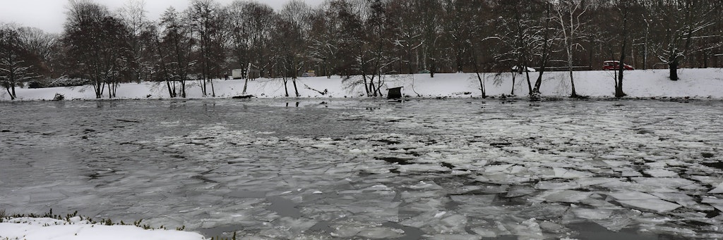 Eisschollen in der Spree am Moabiter Werder. 