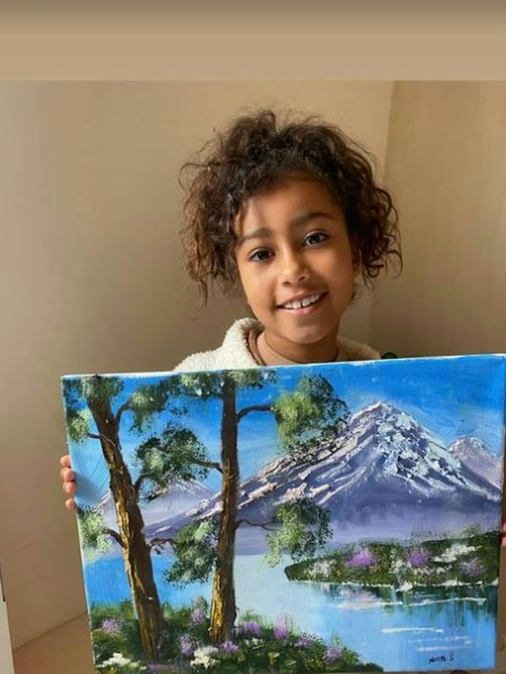 North West (7) präsentiert ihr Gemälde.