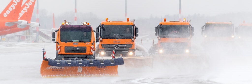 Auf dem Vorfeld des Flughafens BER ist es noch kälter als in der Halle: Schneefräsen im Einsatz.