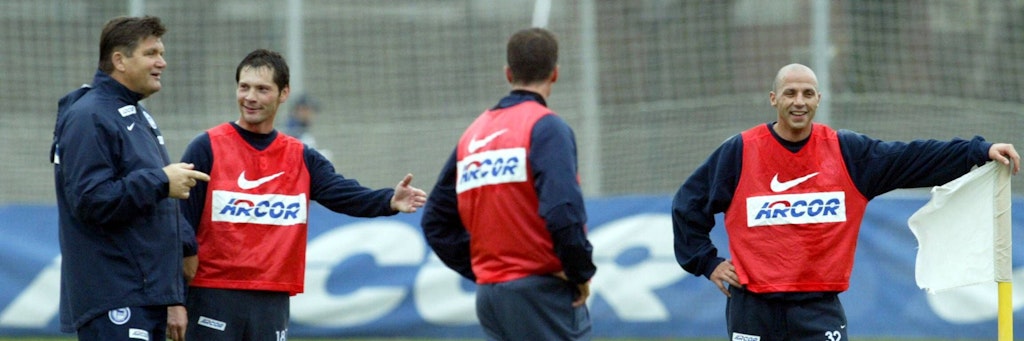 Hans Meyer (l). und Pal Dardai (2.v.l.) bildeten in der Hertha-Saison 2003/04 ein starkes Duo. 