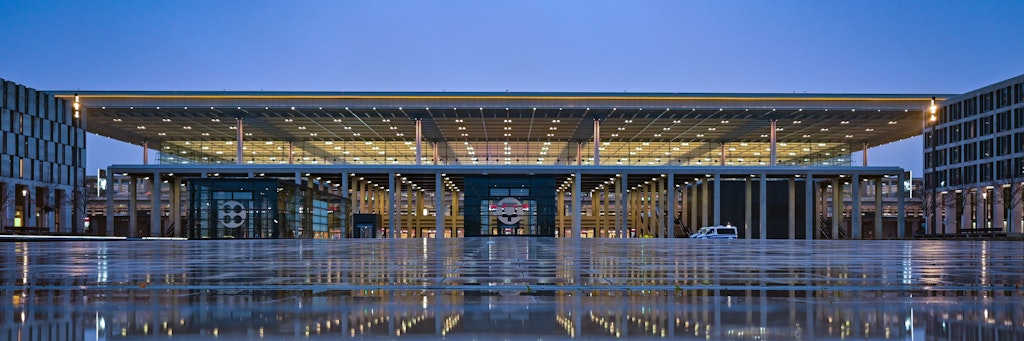 Das Terminal 1 vom Hauptstadtflughafen Berlin Brandenburg „Willy Brandt“ (BER) am frühen Morgen. 