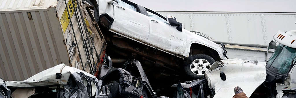 Fahrzeuge stapeln sich nach einem Unfall auf der Interstate 35 in der Nähe von Fort Worth in Texas. Bei der Massenkarambolage auf vereister Autobahn starben mehrere Menschen. 