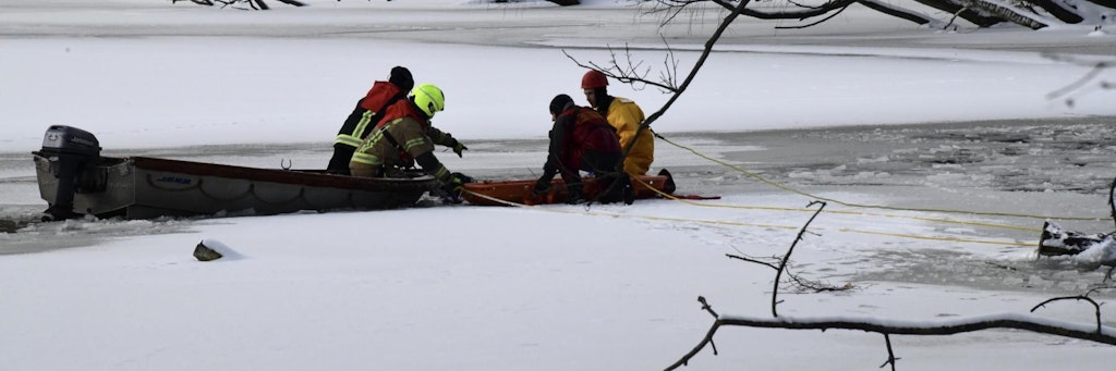 Die Feuerwehr bei ihrem Großeinsatz im Treptower Park