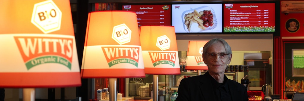 Roland Türk steht vor der Witty's-Filiale am BER.<br>