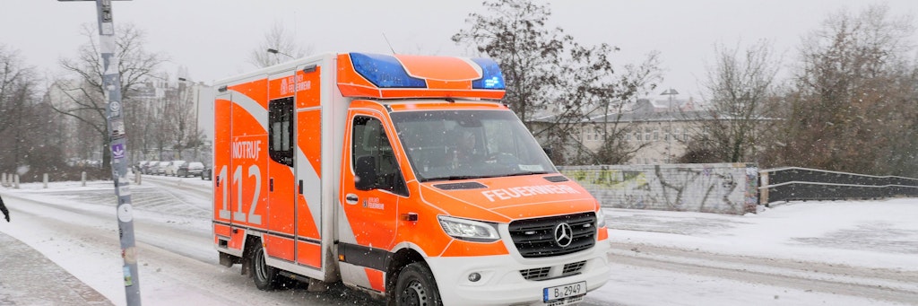 Ein Rettungswagen der Feuerwehr im Einsatz bei Eis und Schnee.