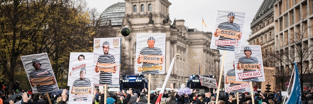 Demonstranten protestieren gegen die Pandemie-Maßnahmen das neue Infektionsschutzgesetz vor dem Brandenburger Tor. Berlin, Deutschland, 18.11.2020.<br>