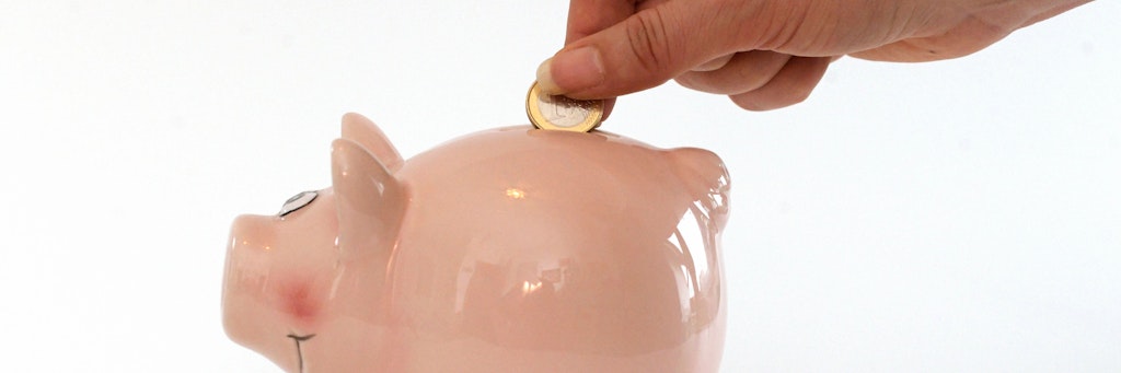 Wer sein Geld ins Sparschwein steckt, verliert trotzdem Geld, denn die Teuerung frisst das Vermögen auf.