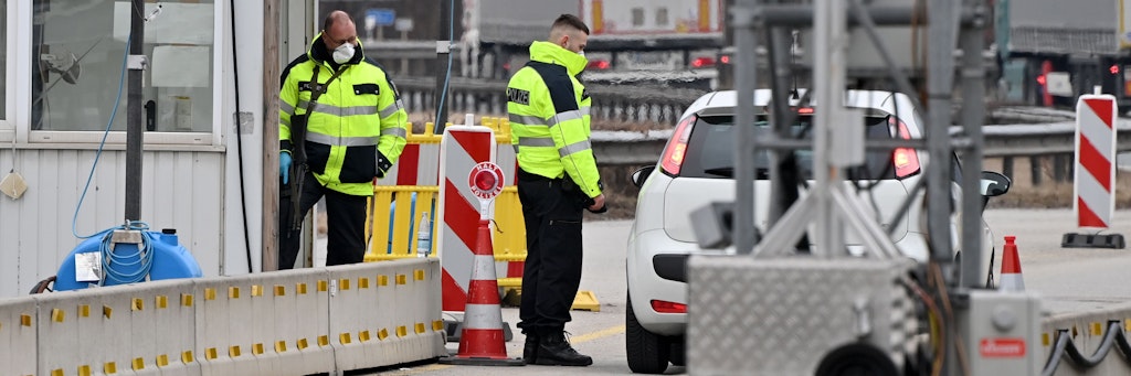 Beamte der deutschen Bundespolizei kontrollieren auf der Autobahn am Grenzpunkt zwischen Kufstein (Österreich) und Kiefersfelden (Deutschland) die aus Österreich mit dem Pkw einreisen Personen. 