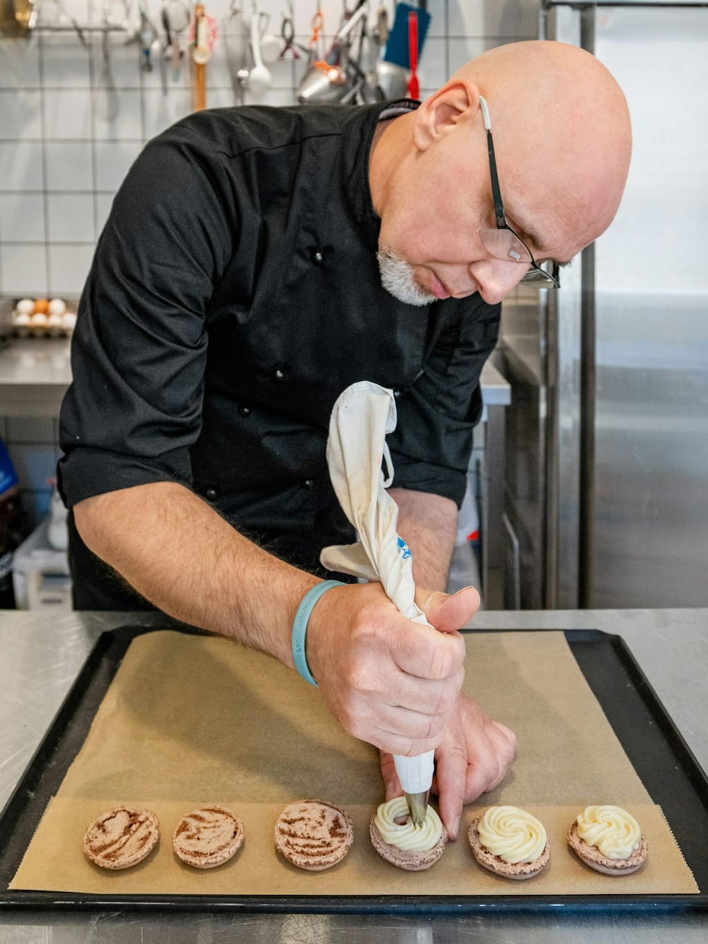 Ronald Lemm ist Konditor, gibt sein Handwerk auch an andere weiter.