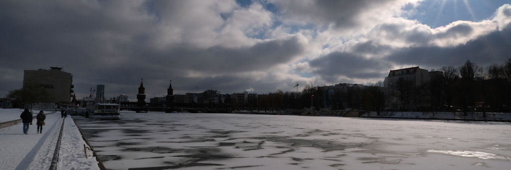 In der Nähe der Oberbaumbrücke treiben Eisschollen auf der Spree (Symbolfoto) . <br><br>Foto: Berliner KURIER/Markus Wächter <br><br><br>
