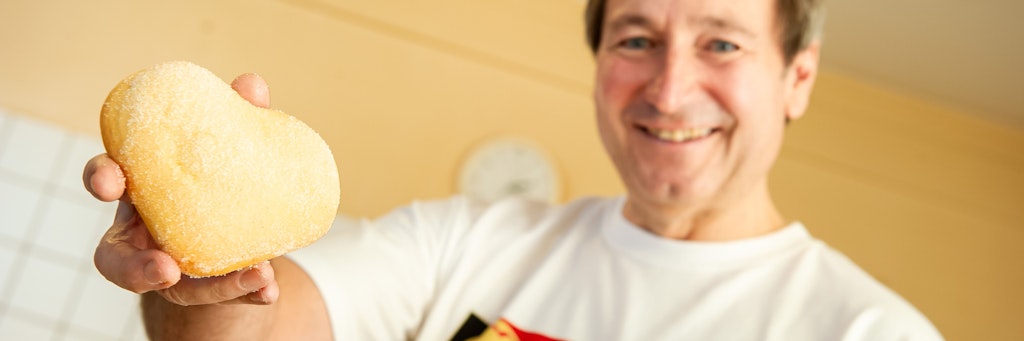 Klaus Wiedemann, Chef der Bäckerei-Kette Wiedemann, liefert am Sonntag Quark-Herzen auf die Intensivstationen der Charité.