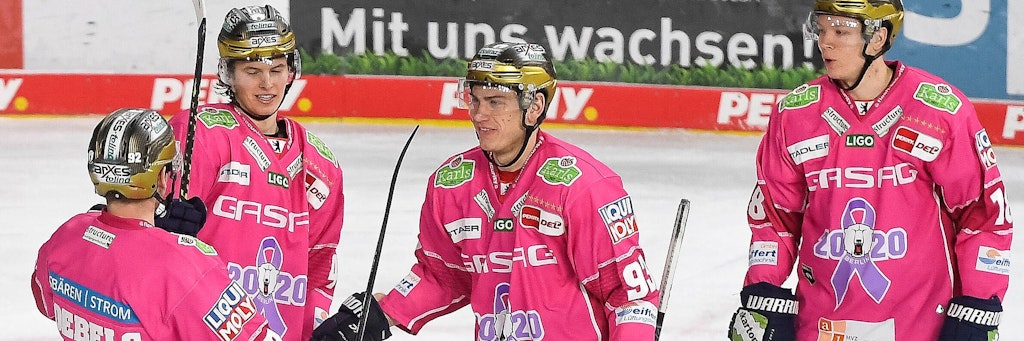 Leo Pföderl (m.) gelang, was noch keinem Eisbär gelang.