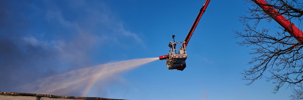 Auch am Freitagmorgen war die Berliner Feuerwehr mit den Löscharbeiten in Marienfelde beschäftigt. 
