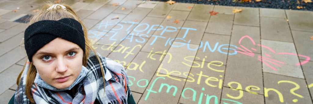 Melina Crispin, Aktivistin, kniet vor einem anzüglichen Kommentar „#Stoppt Belästigung Ok, darf ich Sie dann mal besteigen?“ 