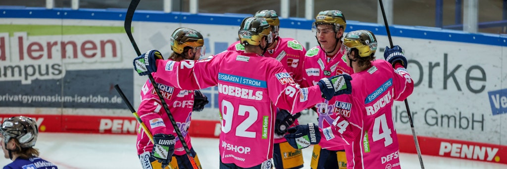 Die Eisbären feiern Zach Boychuk (verdeckt) nach dem 1:0 in Iserlohn.