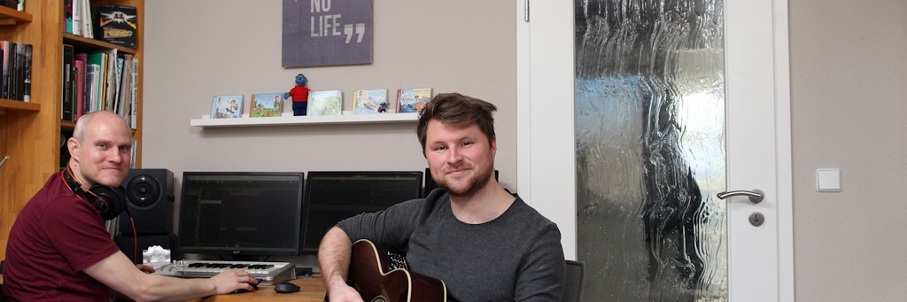 Frank Holweger (l.), Musikproduzent, und Philipp Kratzenberger haben ein Schul-Lockdownsong kreiert.