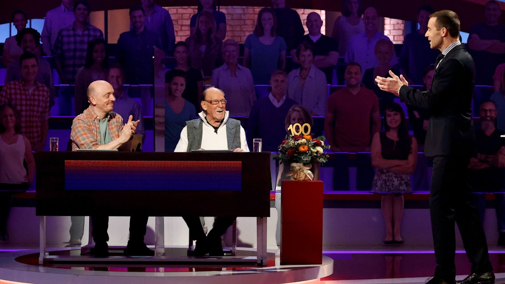 In der Aufzeichnung von „Wer weiß denn sowas?“ wird Herbert Köfer von Moderator Kai Pflaume und Rate-Fuchs Bernhard Hoëcker (li.). Am 100. Geburtstag des Schauspielers, dem 17. Februar, wird die Quiz-Show im Ersten gezeigt.