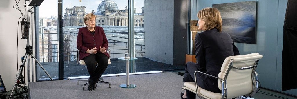 Bundeskanzlerin Angela Merkel (CDU) und die Moderatorin Marietta Slomka sitzen während eines Interviews für das ZDF im Bundeskanzleramt.