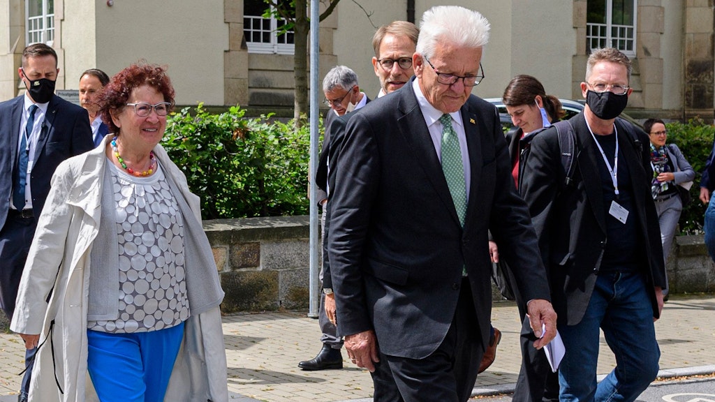 Winfried Kretschmann will seiner Frau jetzt beistehen. 