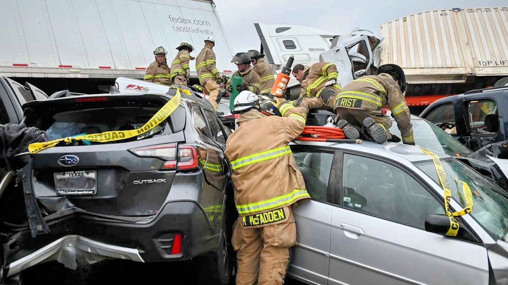Die Feuerwehr versucht die Autos nach der Massenkarambolage zu entkeilen.