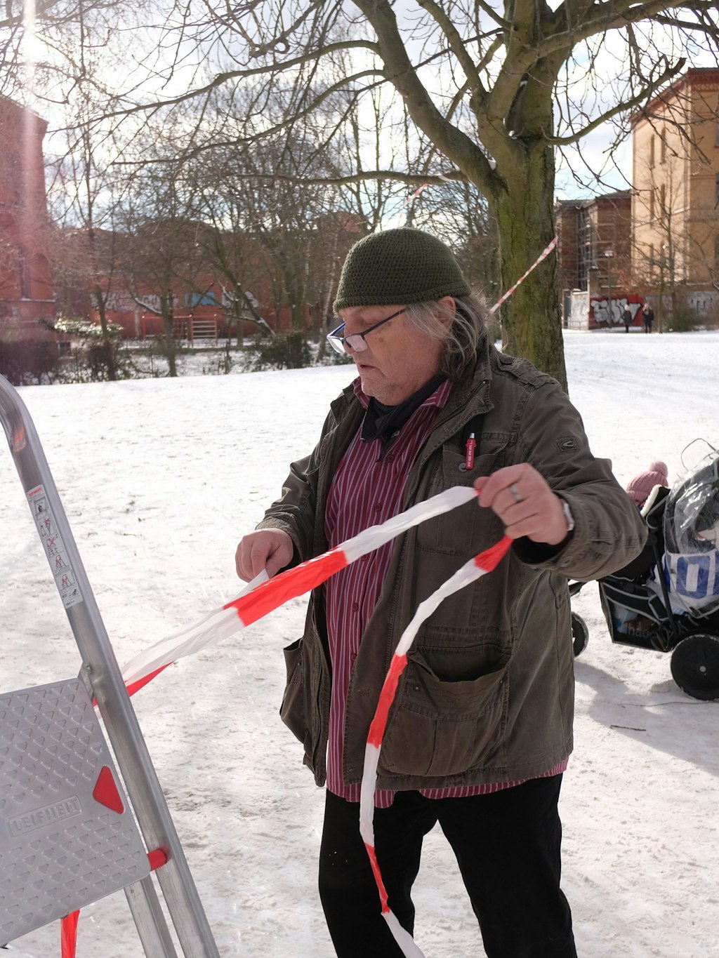 Mit-Initiator Volker Herold (61) bei der Protest-Aktion. Er sperrt mit Flatterband ein Teil des Parks ab. <br><br>
