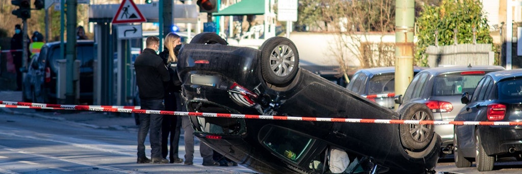 Polizisten stehen an der Unfallstelle. Ein Autofahrer ist in Frankfurt von der Fahrbahn abgekommen und in Passanten gefahren. Zwei Fußgänger starben im Krankenhaus. 
