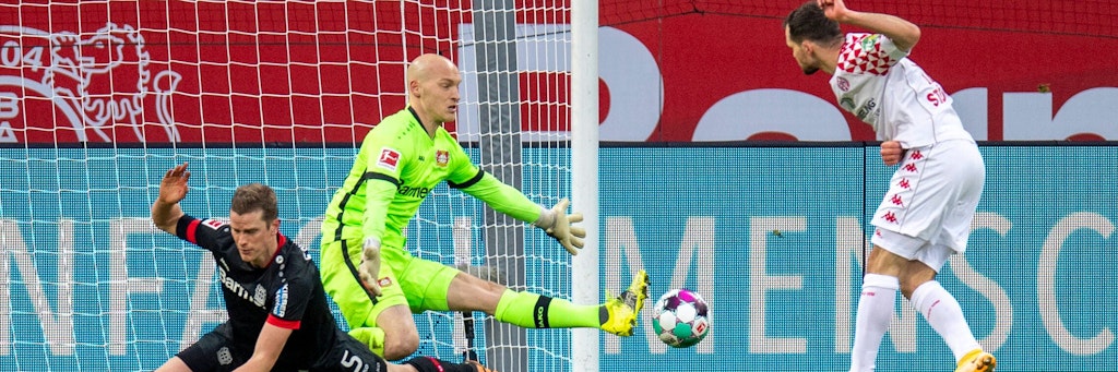 Kevin Stöger trifft für Mainz zum 2:2. Bayers Torwart Niklas Lomb ist machtlos.