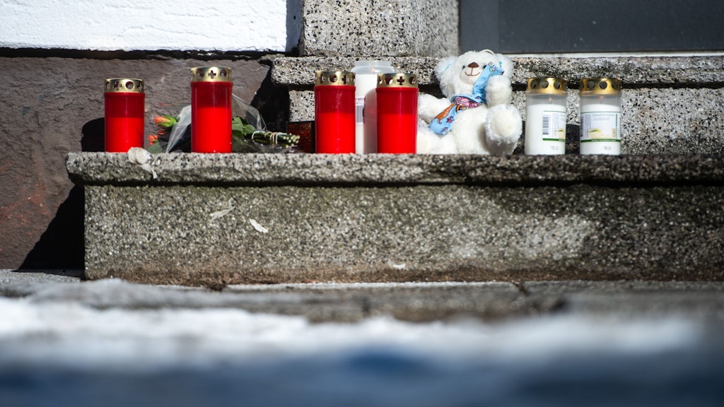 Trauernde stellten Kerzen, Blumen und einen Teddybären vor dem Tatort ab.